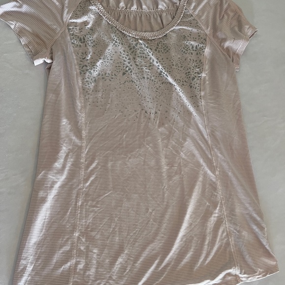 LULULEMON Run Wild Tech Short Sleeve Top Fossil Size 8 Pink Lilac Light Medium - Picture 4 of 11